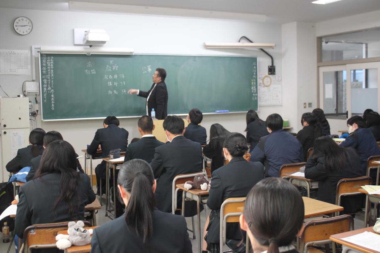 １学年キャリアガイダンスを行いました。