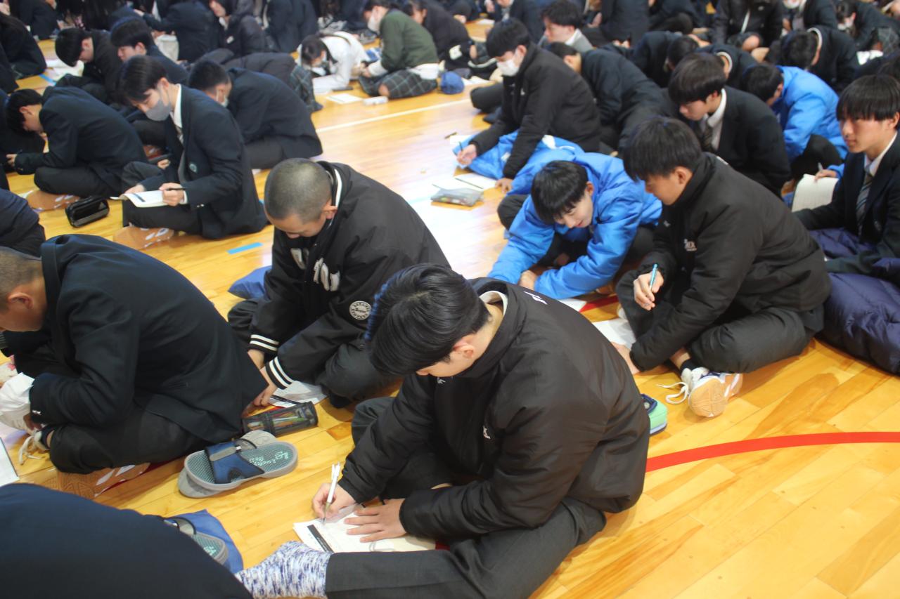 １学年キャリアガイダンスを行いました。