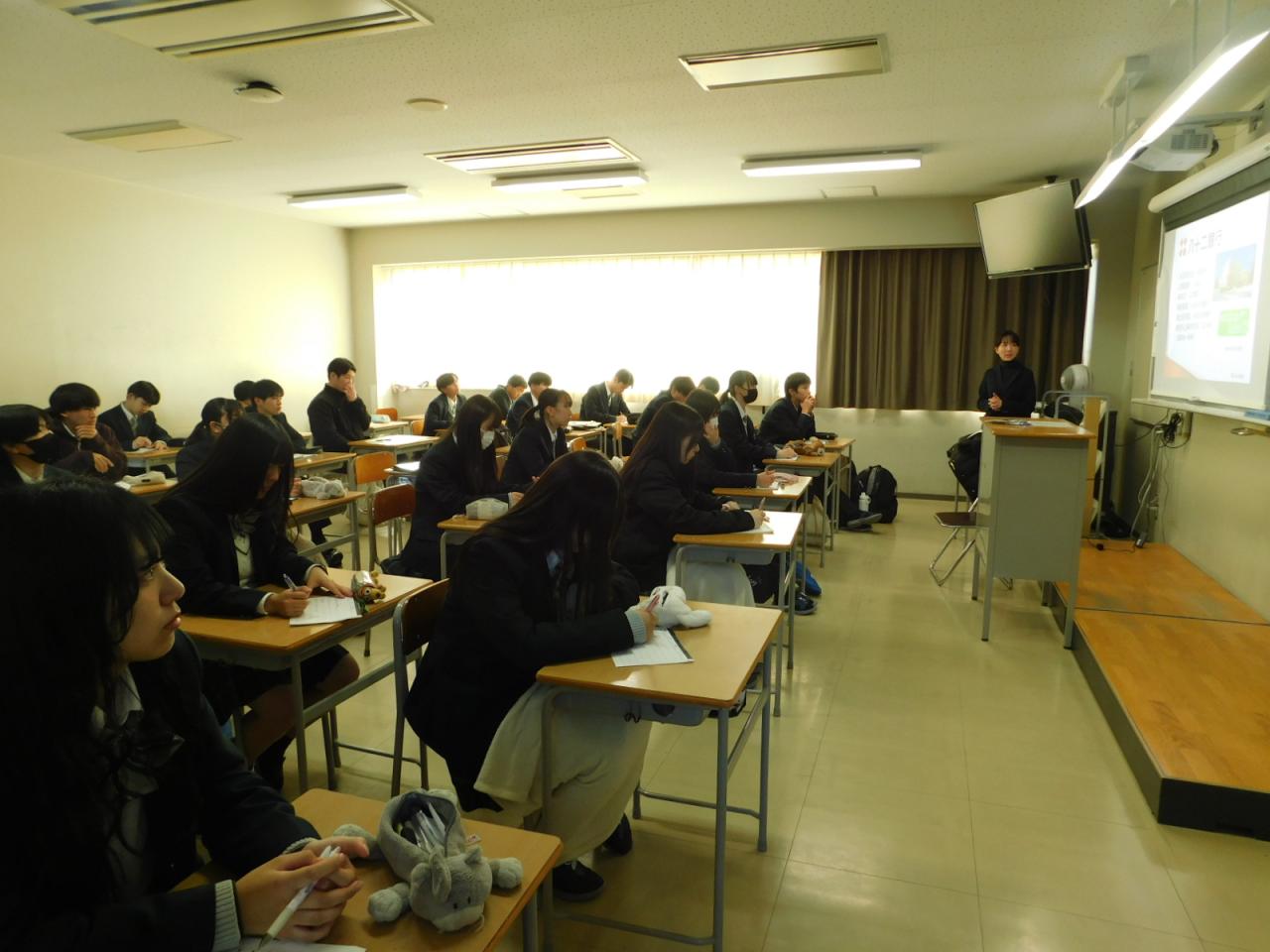 １学年キャリアガイダンスを行いました。