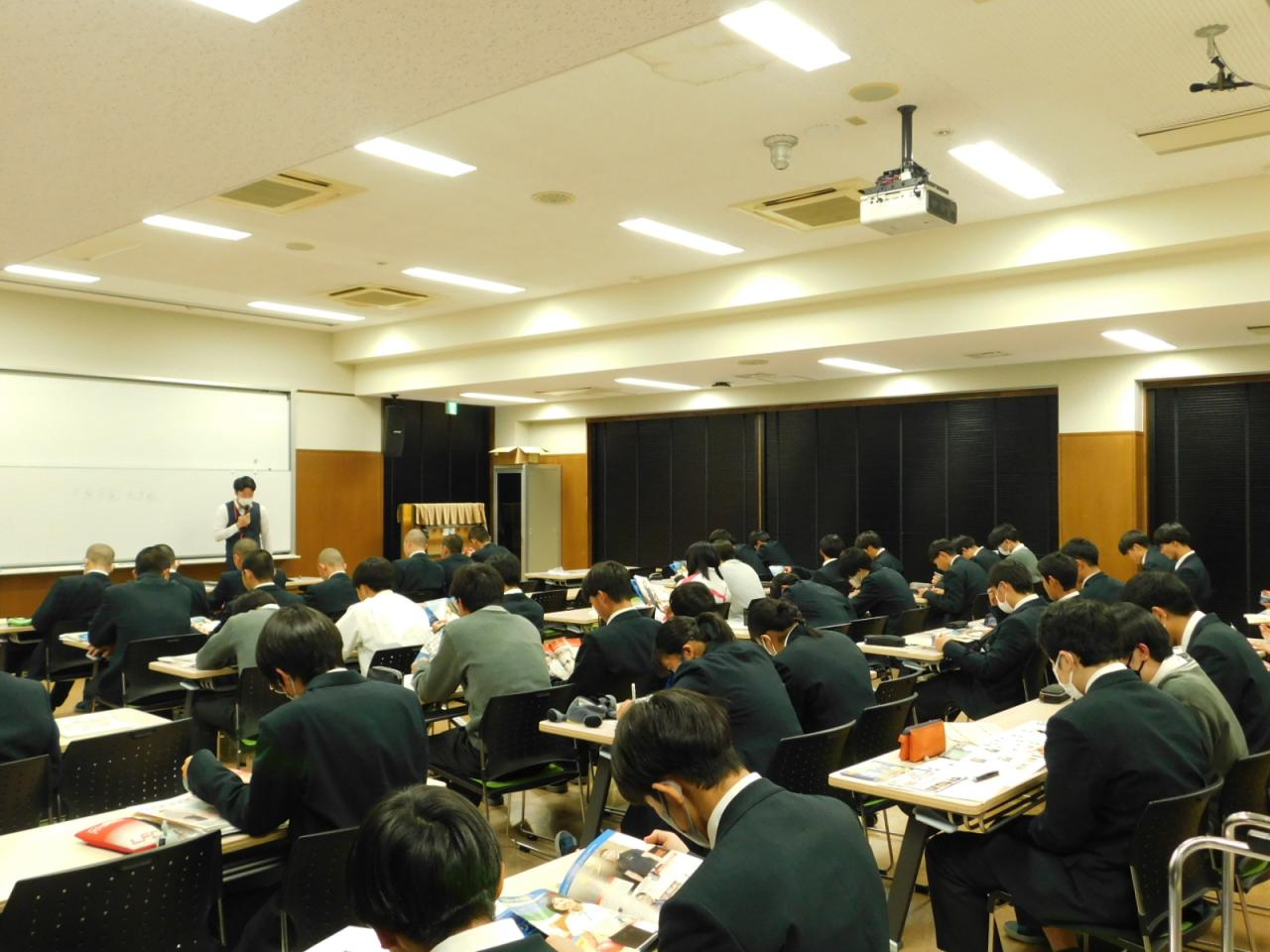 １学年進路ガイダンスを行いました。