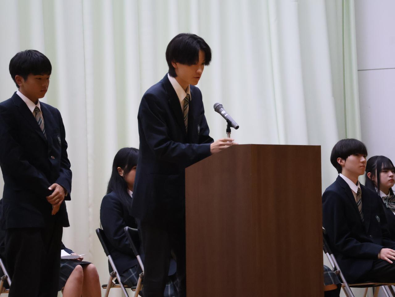 生徒会役員立会演説会を行いました