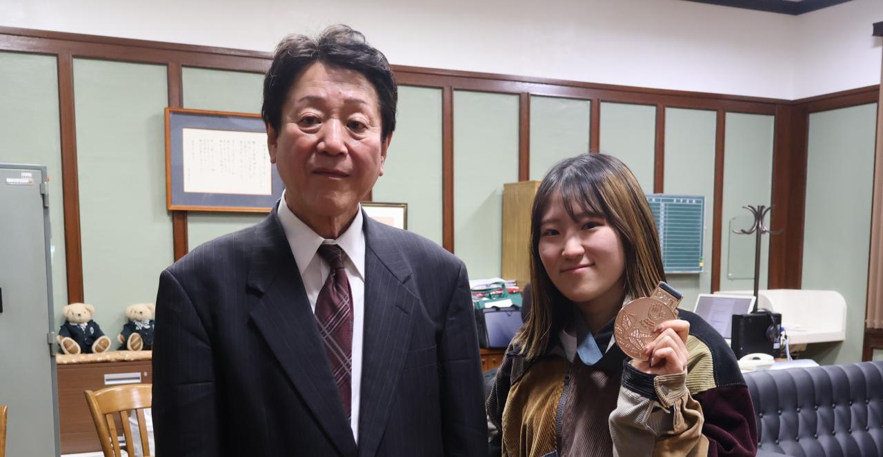 本校卒業生の中東郁葉さんがデフリンピックで銅メダルを獲得しました