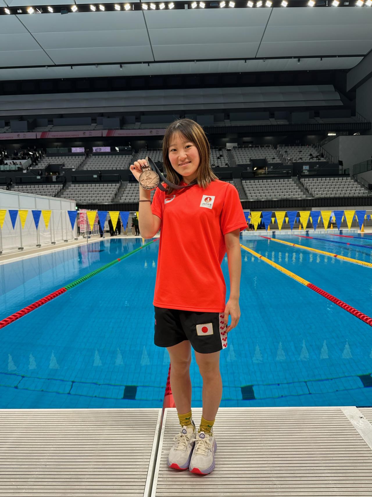 本校卒業生の中東郁葉さんがデフリンピックで銅メダルを獲得しました