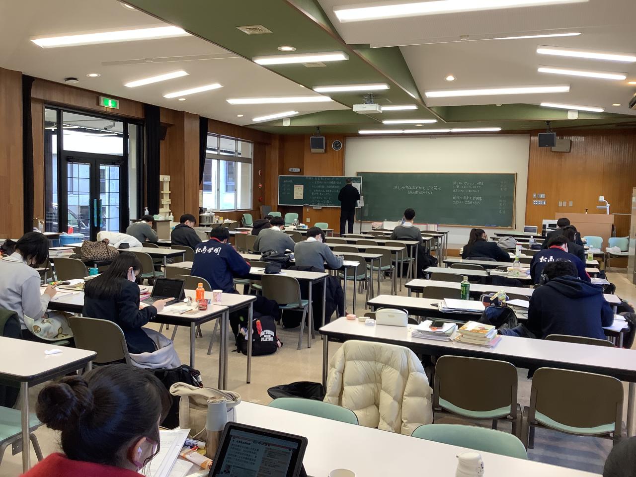 冬休み中、自習室を開放しています