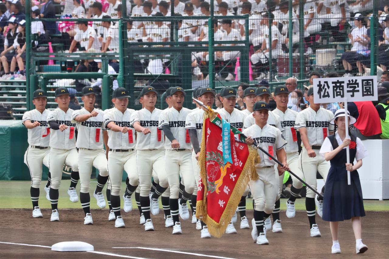 【硬式野球部】夏の甲子園が開幕、優勝旗とともに入場行進