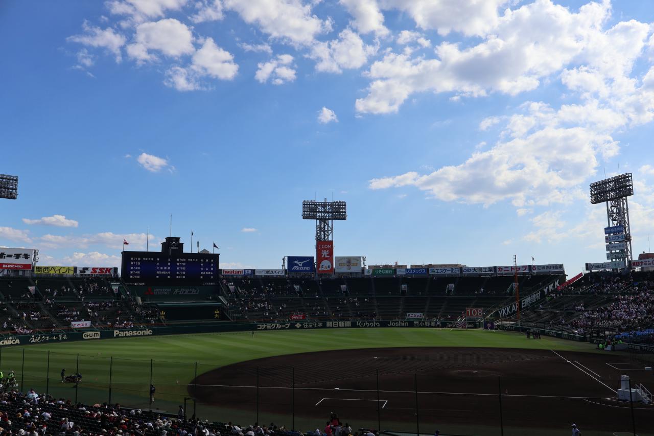 【硬式野球部】夏の甲子園が開幕、優勝旗とともに入場行進