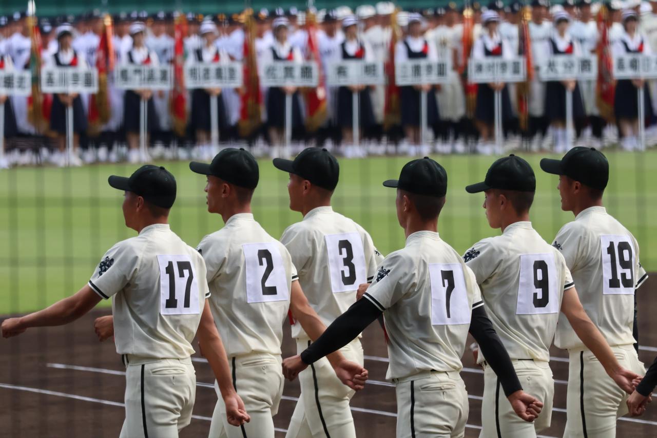 【硬式野球部】夏の甲子園が開幕、優勝旗とともに入場行進
